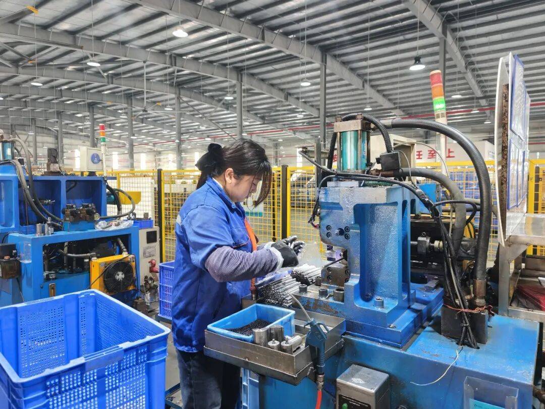 生產一線干勁足！湖北騰龍沖刺首季“開門紅”——汽車配件研發加速蓄能